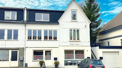 Klinik (momsfrit) med synlig beliggenhed og 3 p-pladser