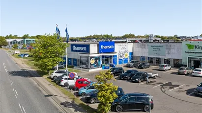 Stor butik med god beliggenhed og parkering lige udenfor.